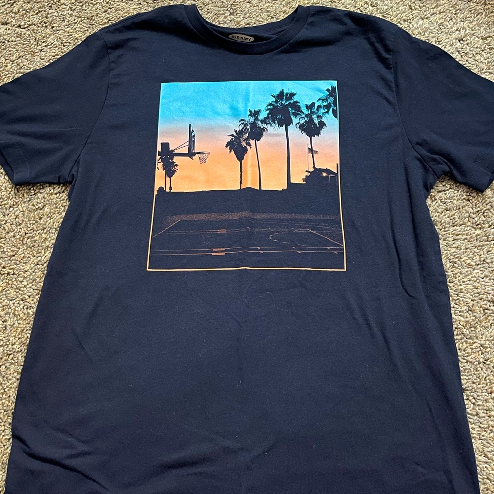 Old Navy men’s small tee.